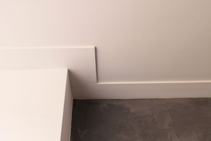 Glad plafond met strakke platte plint